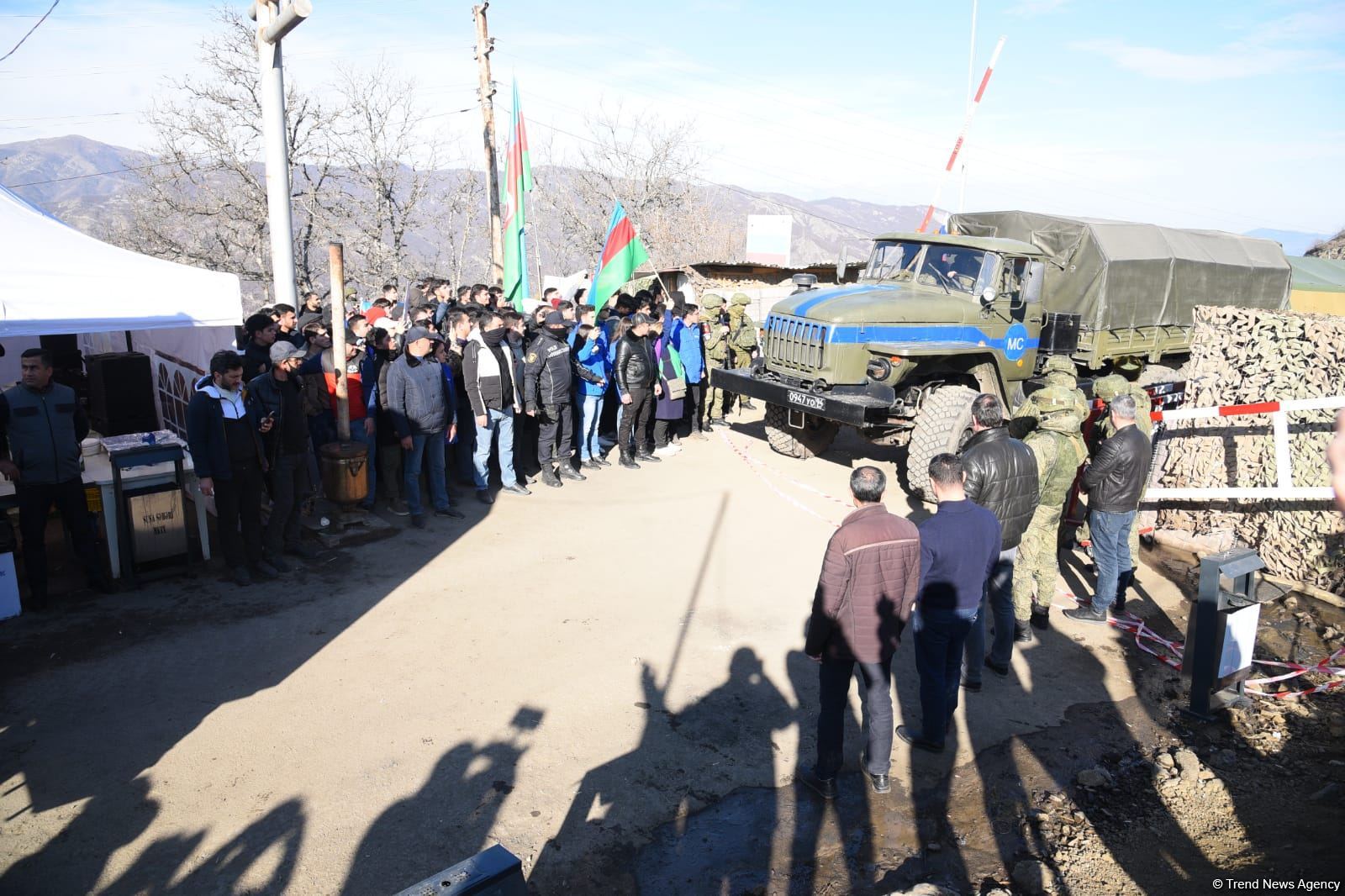 Şuşa-Xankəndi yolundan növbəti dəfə sülhməramlılara aid təminat avtomobilləri keçib (FOTO/VİDEO)