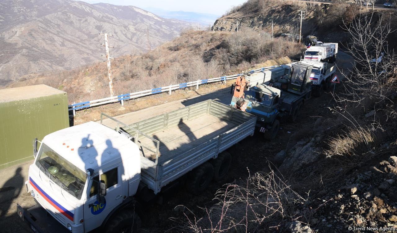 Şuşa-Xankəndi yolundan növbəti dəfə sülhməramlılara aid təminat avtomobilləri keçib (FOTO/VİDEO)