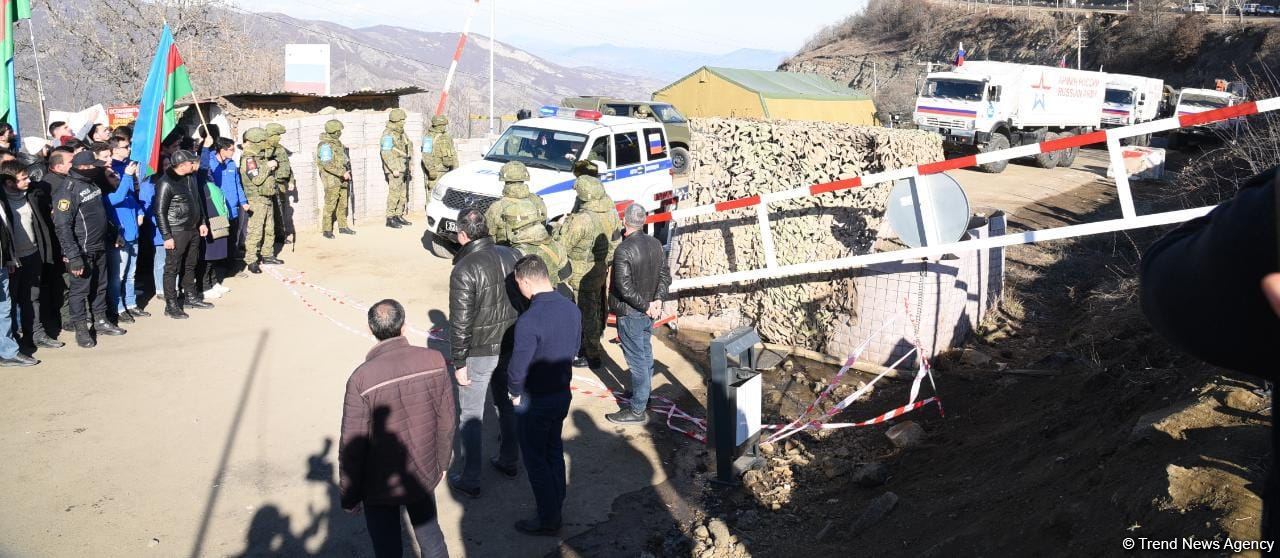 Şuşa-Xankəndi yolundan növbəti dəfə sülhməramlılara aid təminat avtomobilləri keçib (FOTO/VİDEO)