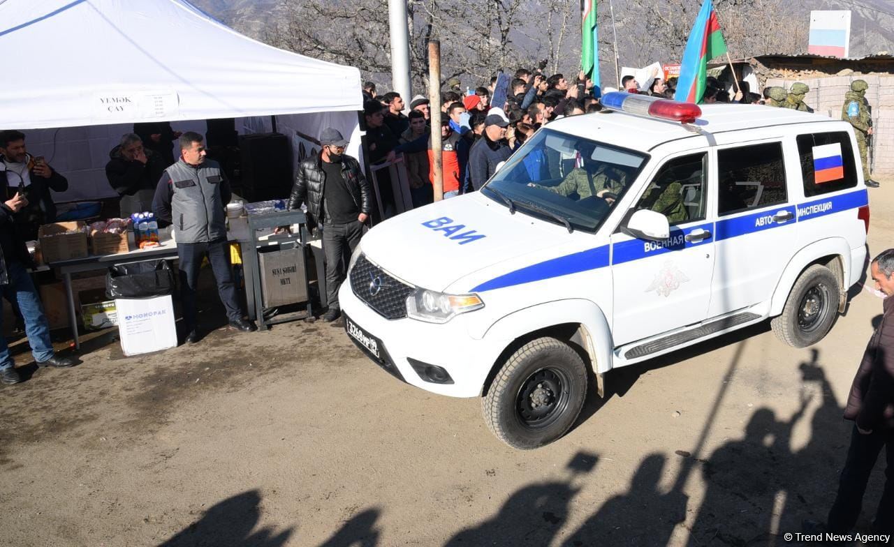 Şuşa-Xankəndi yolundan növbəti dəfə sülhməramlılara aid təminat avtomobilləri keçib (FOTO/VİDEO)