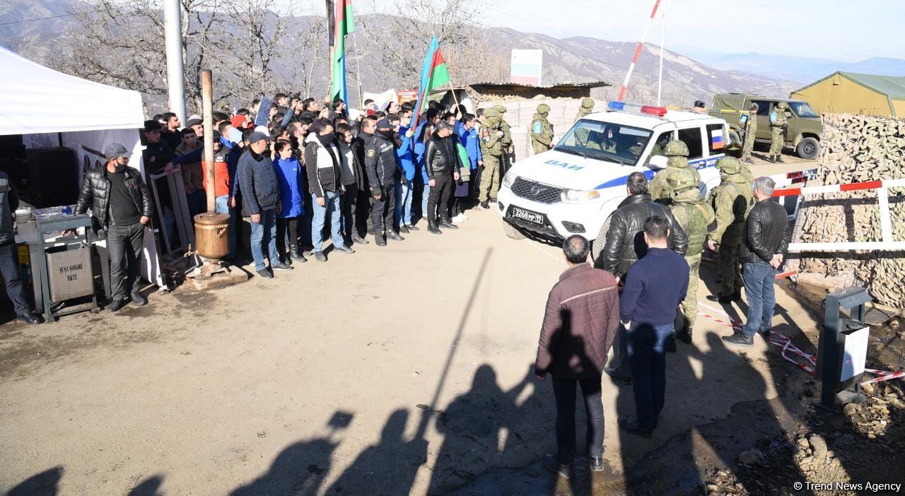 Şuşa-Xankəndi yolundan növbəti dəfə sülhməramlılara aid təminat avtomobilləri keçib (FOTO/VİDEO)