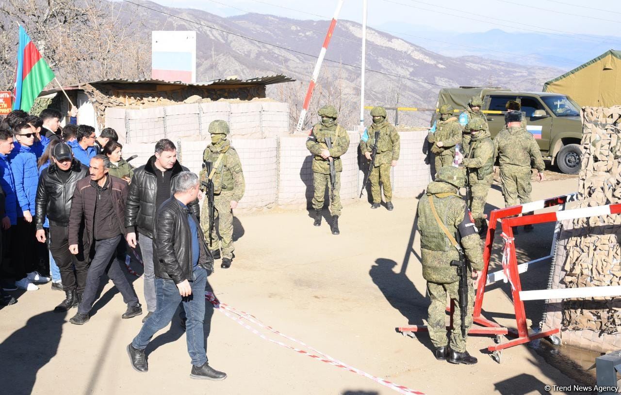 Şuşa-Xankəndi yolundan növbəti dəfə sülhməramlılara aid təminat avtomobilləri keçib (FOTO/VİDEO)