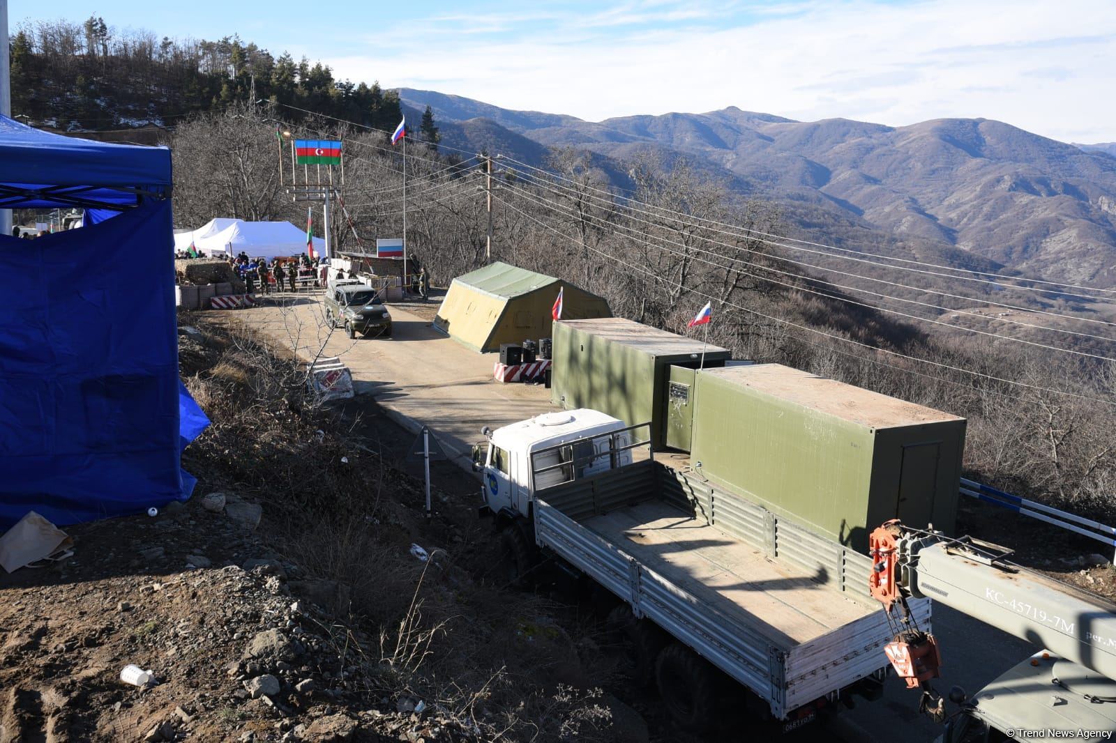 Şuşa-Xankəndi yolundan növbəti dəfə sülhməramlılara aid təminat avtomobilləri keçib (FOTO/VİDEO)