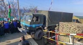 Sülhməramlılara aid təminat avtomobilləri növbəti dəfə Laçın yolundan keçdi (FOTO/VİDEO)