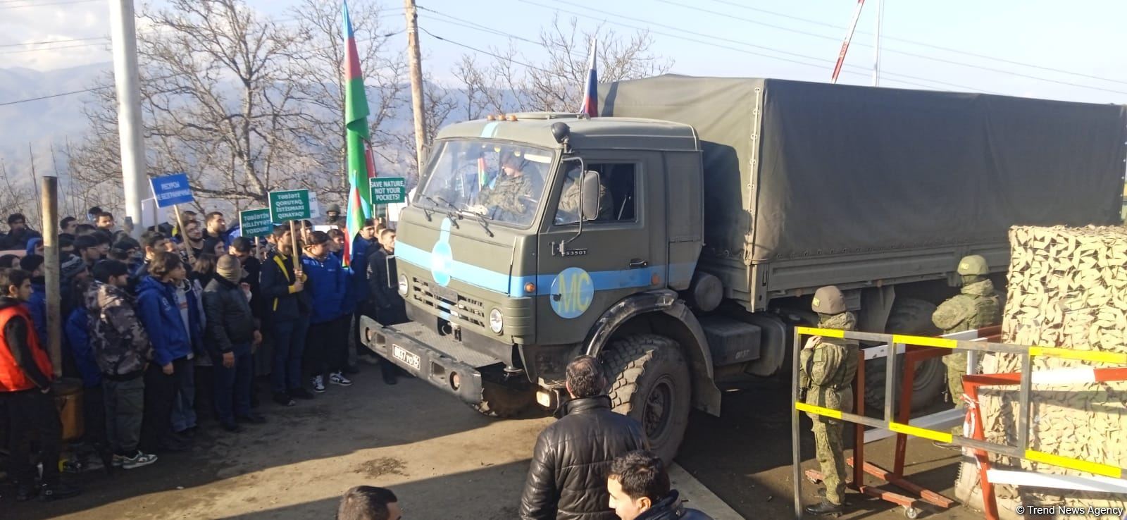 Sülhməramlılara aid təminat avtomobilləri növbəti dəfə Laçın yolundan keçdi (FOTO/VİDEO)