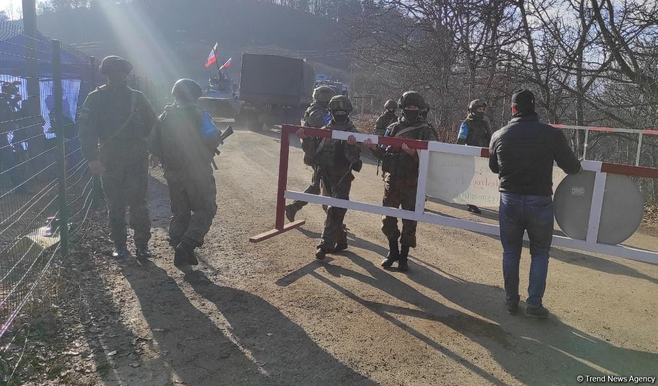 Sülhməramlılara aid təminat avtomobilləri növbəti dəfə Laçın yolundan keçdi (FOTO/VİDEO)