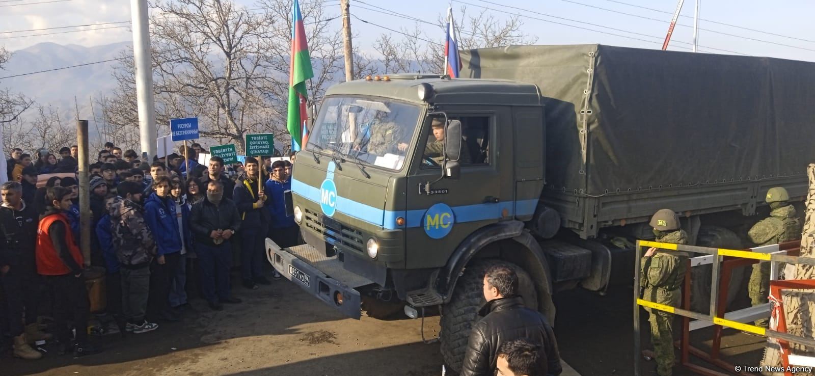 Sülhməramlılara aid təminat avtomobilləri növbəti dəfə Laçın yolundan keçdi (FOTO/VİDEO)