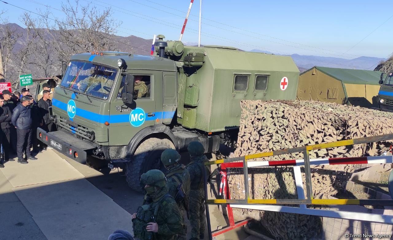 Sülhməramlılara aid təminat avtomobilləri növbəti dəfə Laçın yolundan keçdi (FOTO/VİDEO)