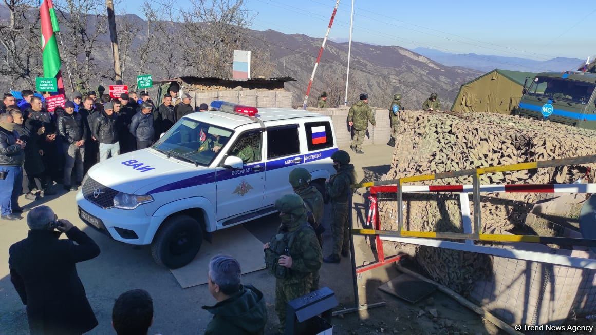 Sülhməramlılara aid təminat avtomobilləri növbəti dəfə Laçın yolundan keçdi (FOTO/VİDEO)