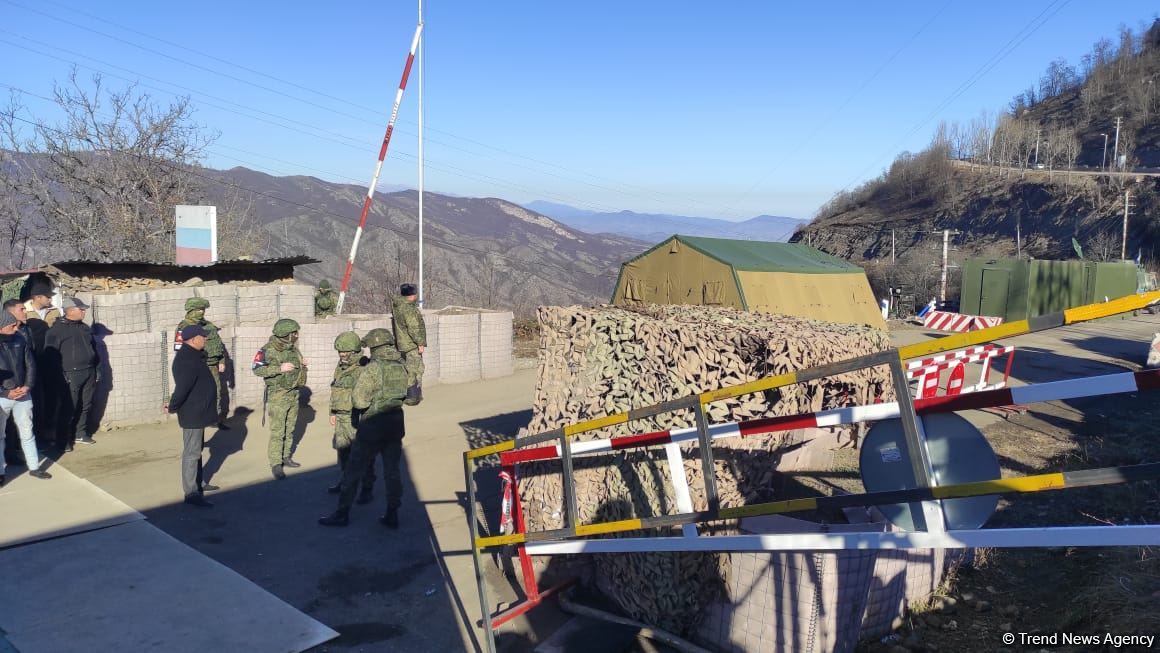 Sülhməramlılara aid təminat avtomobilləri növbəti dəfə Laçın yolundan keçdi (FOTO/VİDEO)