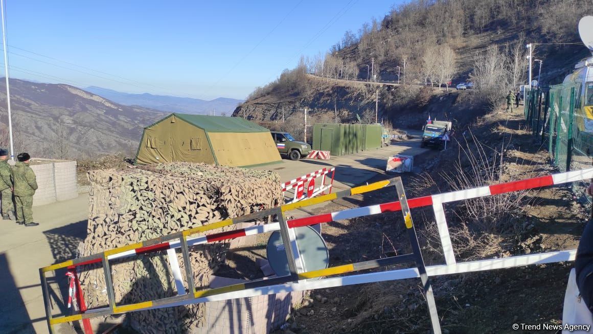 Sülhməramlılara aid təminat avtomobilləri növbəti dəfə Laçın yolundan keçdi (FOTO/VİDEO)