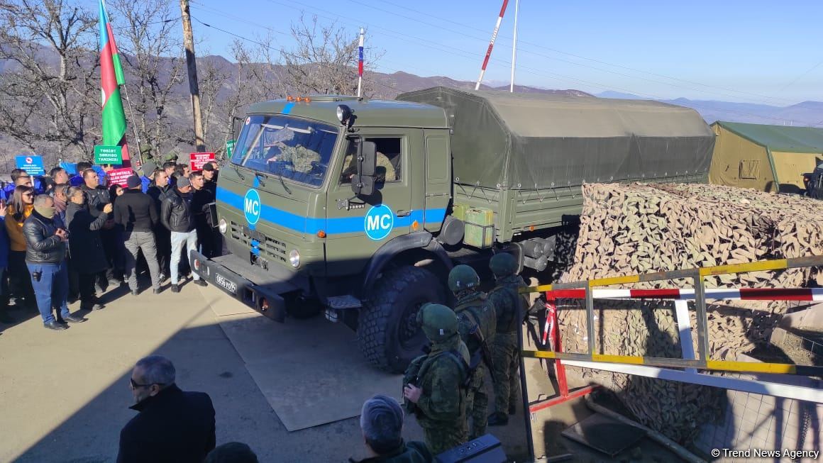 Sülhməramlılara aid təminat avtomobilləri növbəti dəfə Laçın yolundan keçdi (FOTO/VİDEO)
