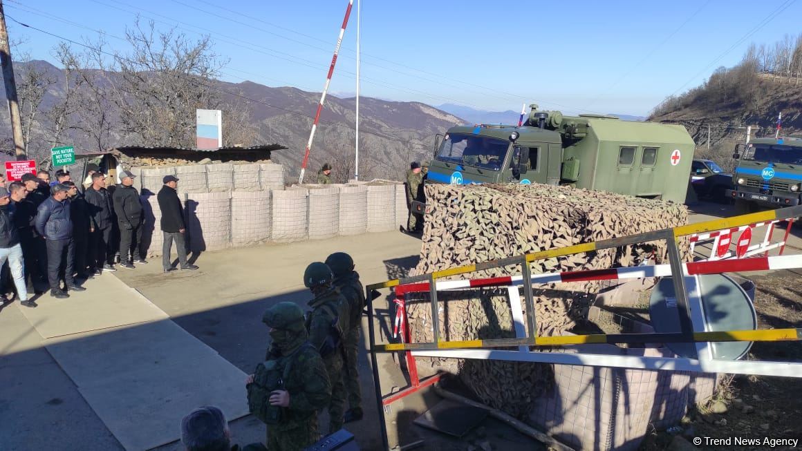 Sülhməramlılara aid təminat avtomobilləri növbəti dəfə Laçın yolundan keçdi (FOTO/VİDEO)
