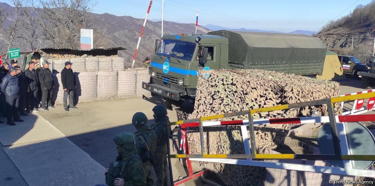 Sülhməramlılara aid təminat avtomobilləri növbəti dəfə Laçın yolundan keçdi (FOTO/VİDEO)