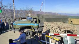 Laçın yolundan növbəti dəfə sülhməramlılara aid təminat avtomobilləri keçib (FOTO/VİDEO)