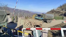 Laçın yolundan növbəti dəfə sülhməramlılara aid təminat avtomobilləri keçib (FOTO/VİDEO)
