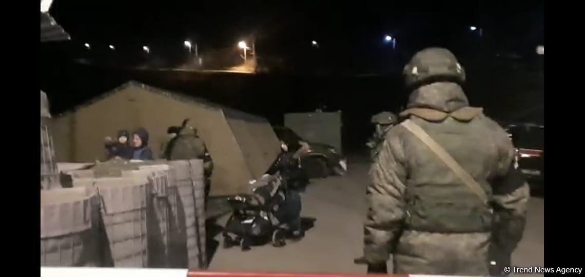 Sülhməramlılardan birinin ailə üzvləri avtomobillə Xankəndidən Laçın istiqamətinə hərəkət ediblər (FOTO/VİDEO)