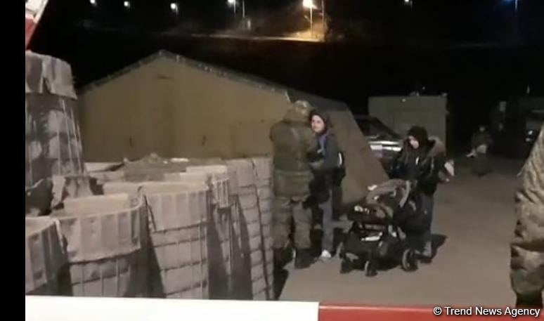 Sülhməramlılardan birinin ailə üzvləri avtomobillə Xankəndidən Laçın istiqamətinə hərəkət ediblər (FOTO/VİDEO)