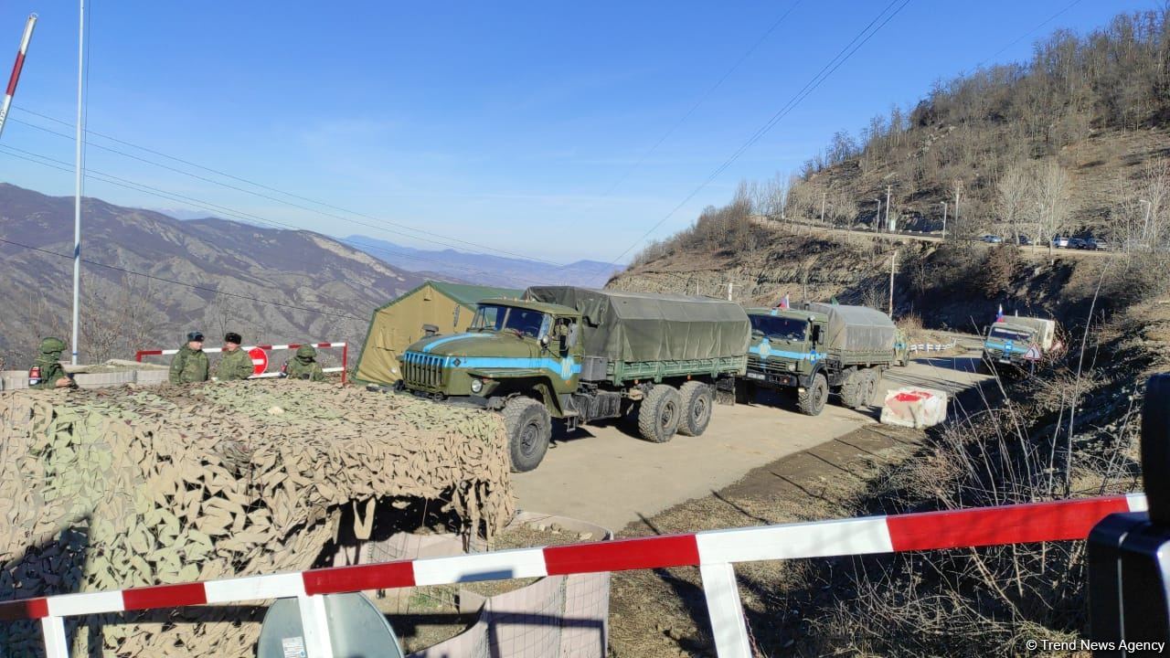 Laçın yolundan növbəti dəfə sülhməramlılara aid təminat avtomobilləri keçib (FOTO/VİDEO)
