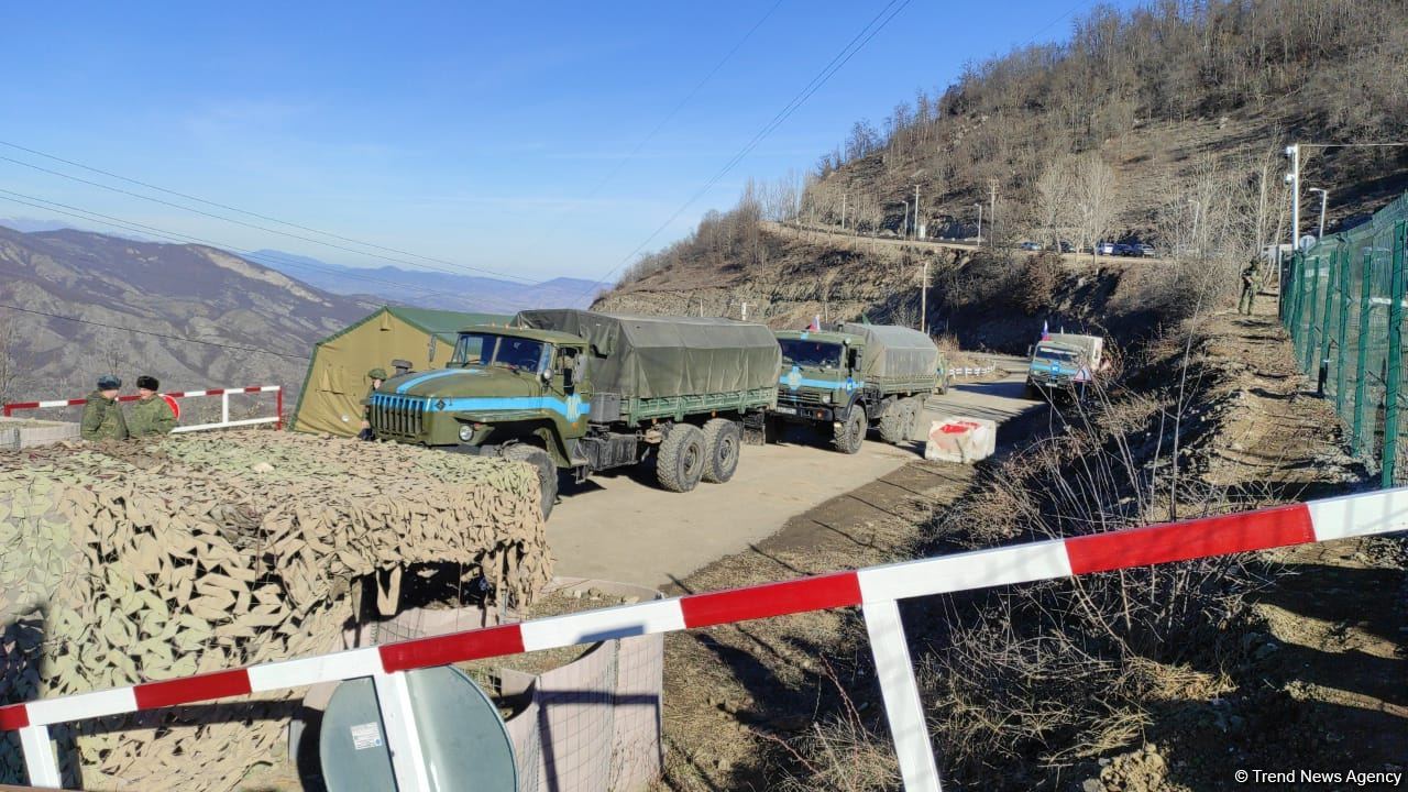 Laçın yolundan növbəti dəfə sülhməramlılara aid təminat avtomobilləri keçib (FOTO/VİDEO)