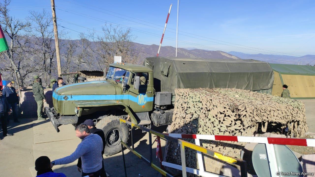 Laçın yolundan növbəti dəfə sülhməramlılara aid təminat avtomobilləri keçib (FOTO/VİDEO)