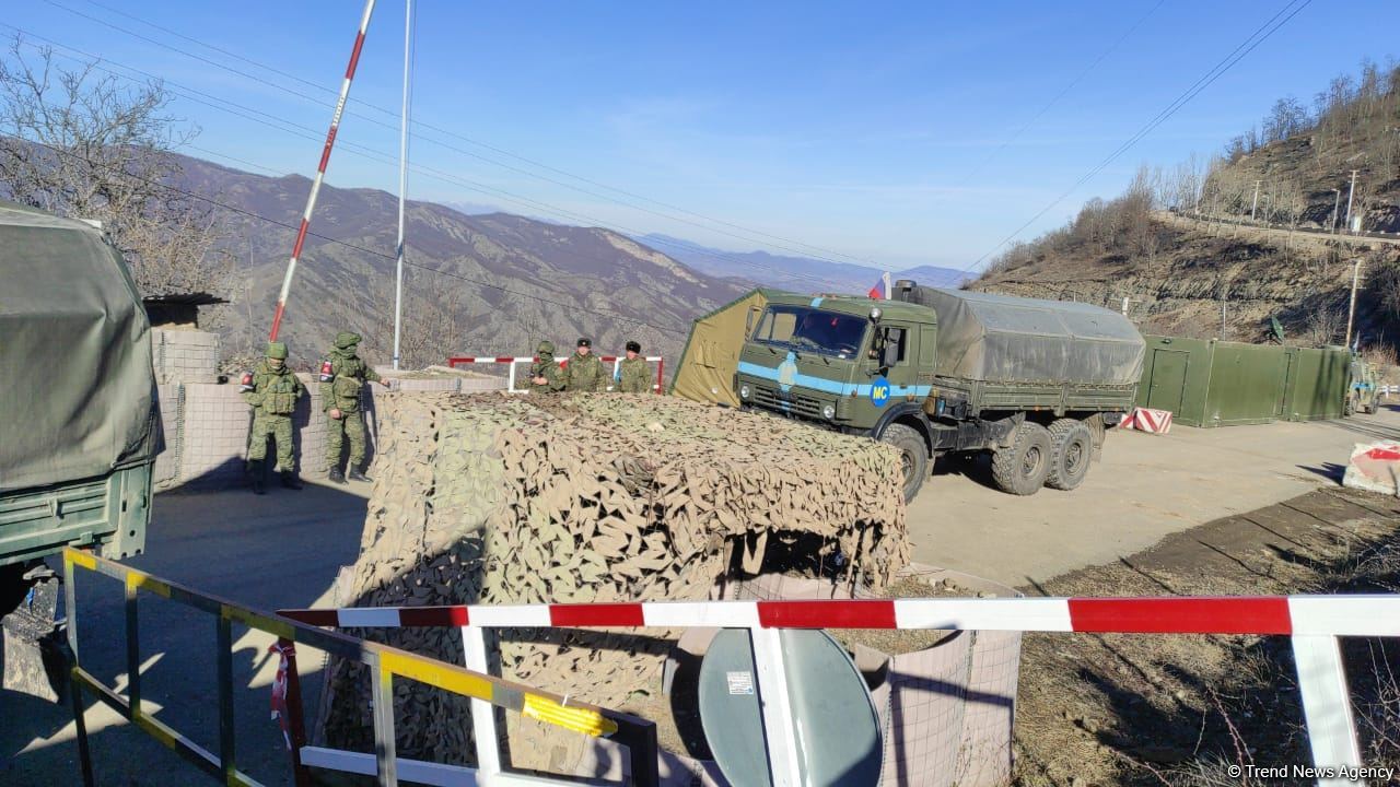 Laçın yolundan növbəti dəfə sülhməramlılara aid təminat avtomobilləri keçib (FOTO/VİDEO)