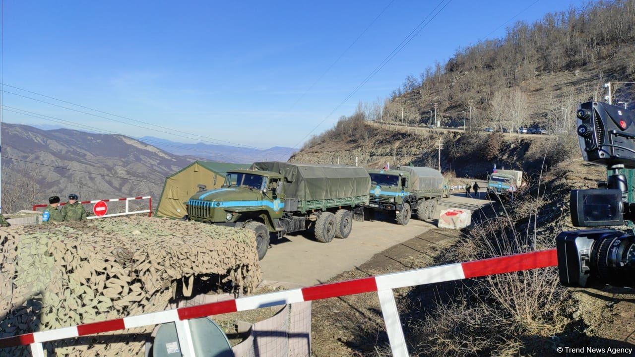 Laçın yolundan növbəti dəfə sülhməramlılara aid təminat avtomobilləri keçib (FOTO/VİDEO)