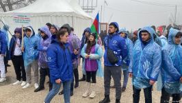 Hava şəraitinin pisləşməsinə baxmayaraq, aksiya iştirakçıları etirazlarını davam etdirirlər (FOTO/VİDEO)