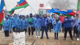 Hava şəraitinin pisləşməsinə baxmayaraq, aksiya iştirakçıları etirazlarını davam etdirirlər (FOTO/VİDEO)