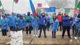 Hava şəraitinin pisləşməsinə baxmayaraq, aksiya iştirakçıları etirazlarını davam etdirirlər (FOTO/VİDEO)