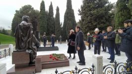 TDT-nin Bakı-Şuşa forumunun iştirakçıları Fəxri və Şəhidlər xiyabanlarını ziyarət ediblər (FOTO)