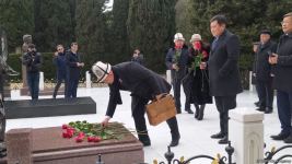 TDT-nin Bakı-Şuşa forumunun iştirakçıları Fəxri və Şəhidlər xiyabanlarını ziyarət ediblər (FOTO)