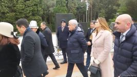 TDT-nin Bakı-Şuşa forumunun iştirakçıları Fəxri və Şəhidlər xiyabanlarını ziyarət ediblər (FOTO)