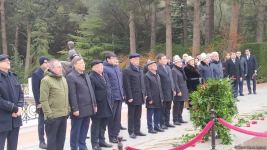 TDT-nin Bakı-Şuşa forumunun iştirakçıları Fəxri və Şəhidlər xiyabanlarını ziyarət ediblər (FOTO)