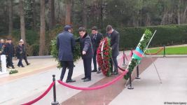 TDT-nin Bakı-Şuşa forumunun iştirakçıları Fəxri və Şəhidlər xiyabanlarını ziyarət ediblər (FOTO)