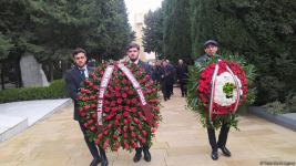 TDT-nin Bakı-Şuşa forumunun iştirakçıları Fəxri və Şəhidlər xiyabanlarını ziyarət ediblər (FOTO)