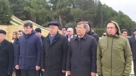 TDT-nin Bakı-Şuşa forumunun iştirakçıları Fəxri və Şəhidlər xiyabanlarını ziyarət ediblər (FOTO)