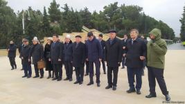 TDT-nin Bakı-Şuşa forumunun iştirakçıları Fəxri və Şəhidlər xiyabanlarını ziyarət ediblər (FOTO)