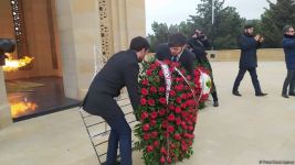 TDT-nin Bakı-Şuşa forumunun iştirakçıları Fəxri və Şəhidlər xiyabanlarını ziyarət ediblər (FOTO)