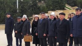 TDT-nin Bakı-Şuşa forumunun iştirakçıları Fəxri və Şəhidlər xiyabanlarını ziyarət ediblər (FOTO)