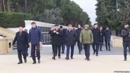 TDT-nin Bakı-Şuşa forumunun iştirakçıları Fəxri və Şəhidlər xiyabanlarını ziyarət ediblər (FOTO)