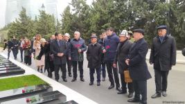 TDT-nin Bakı-Şuşa forumunun iştirakçıları Fəxri və Şəhidlər xiyabanlarını ziyarət ediblər (FOTO)