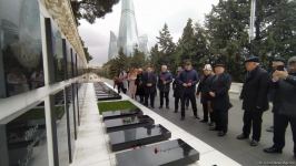TDT-nin Bakı-Şuşa forumunun iştirakçıları Fəxri və Şəhidlər xiyabanlarını ziyarət ediblər (FOTO)