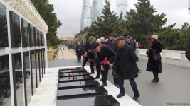 TDT-nin Bakı-Şuşa forumunun iştirakçıları Fəxri və Şəhidlər xiyabanlarını ziyarət ediblər (FOTO)