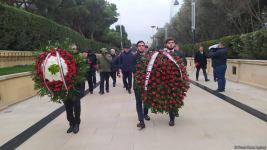 TDT-nin Bakı-Şuşa forumunun iştirakçıları Fəxri və Şəhidlər xiyabanlarını ziyarət ediblər (FOTO)