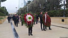 TDT-nin Bakı-Şuşa forumunun iştirakçıları Fəxri və Şəhidlər xiyabanlarını ziyarət ediblər (FOTO)