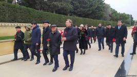 TDT-nin Bakı-Şuşa forumunun iştirakçıları Fəxri və Şəhidlər xiyabanlarını ziyarət ediblər (FOTO)