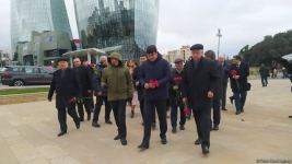 TDT-nin Bakı-Şuşa forumunun iştirakçıları Fəxri və Şəhidlər xiyabanlarını ziyarət ediblər (FOTO)