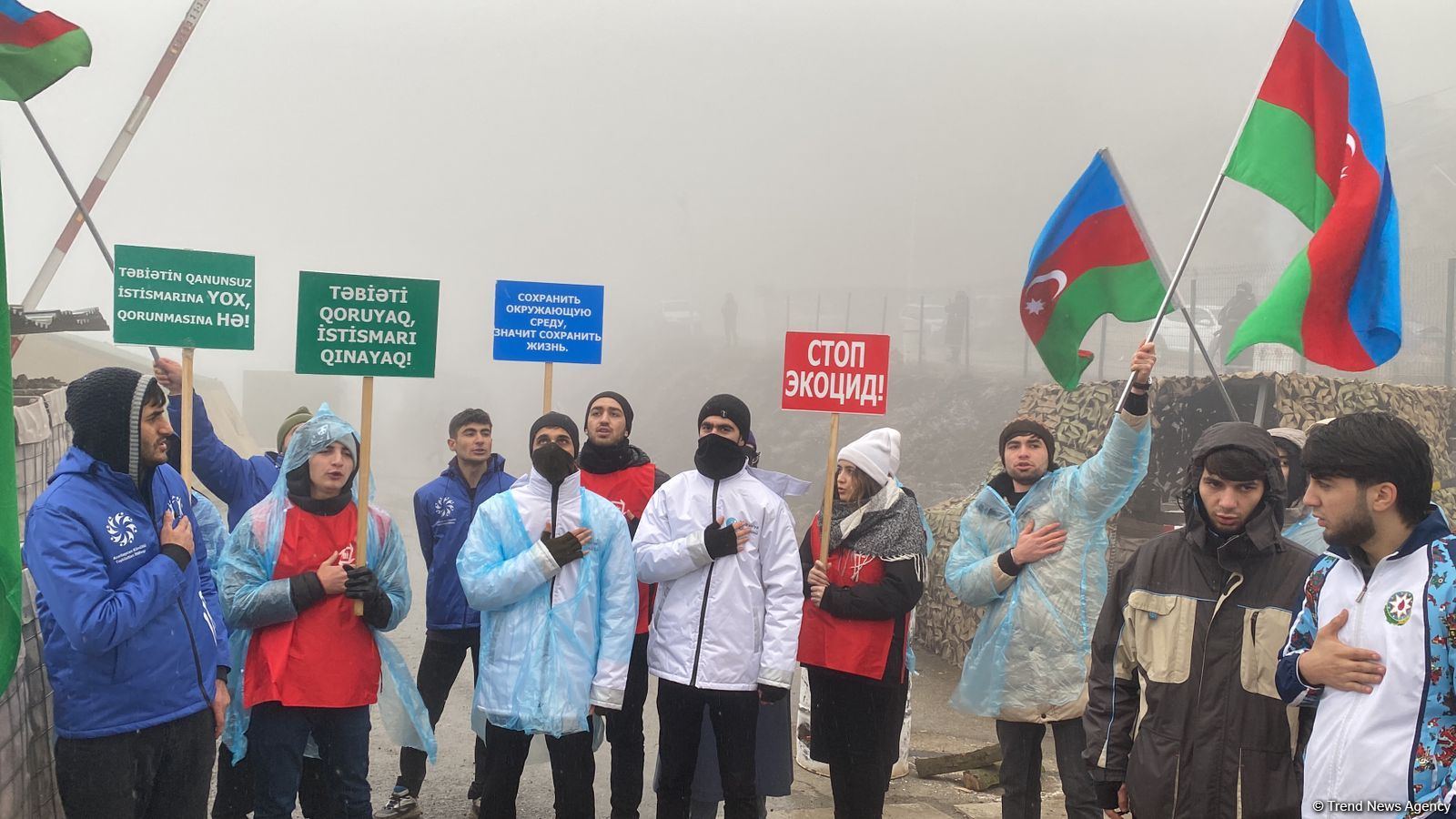 Laçın yolunda aksiya iştirakçıları yenidən Azərbaycan Dövlət Himnini ifa ediblər (FOTO/VİDEO)