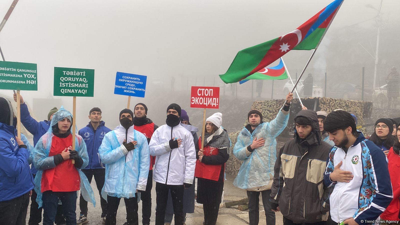 Laçın yolunda aksiya iştirakçıları yenidən Azərbaycan Dövlət Himnini ifa ediblər (FOTO/VİDEO)